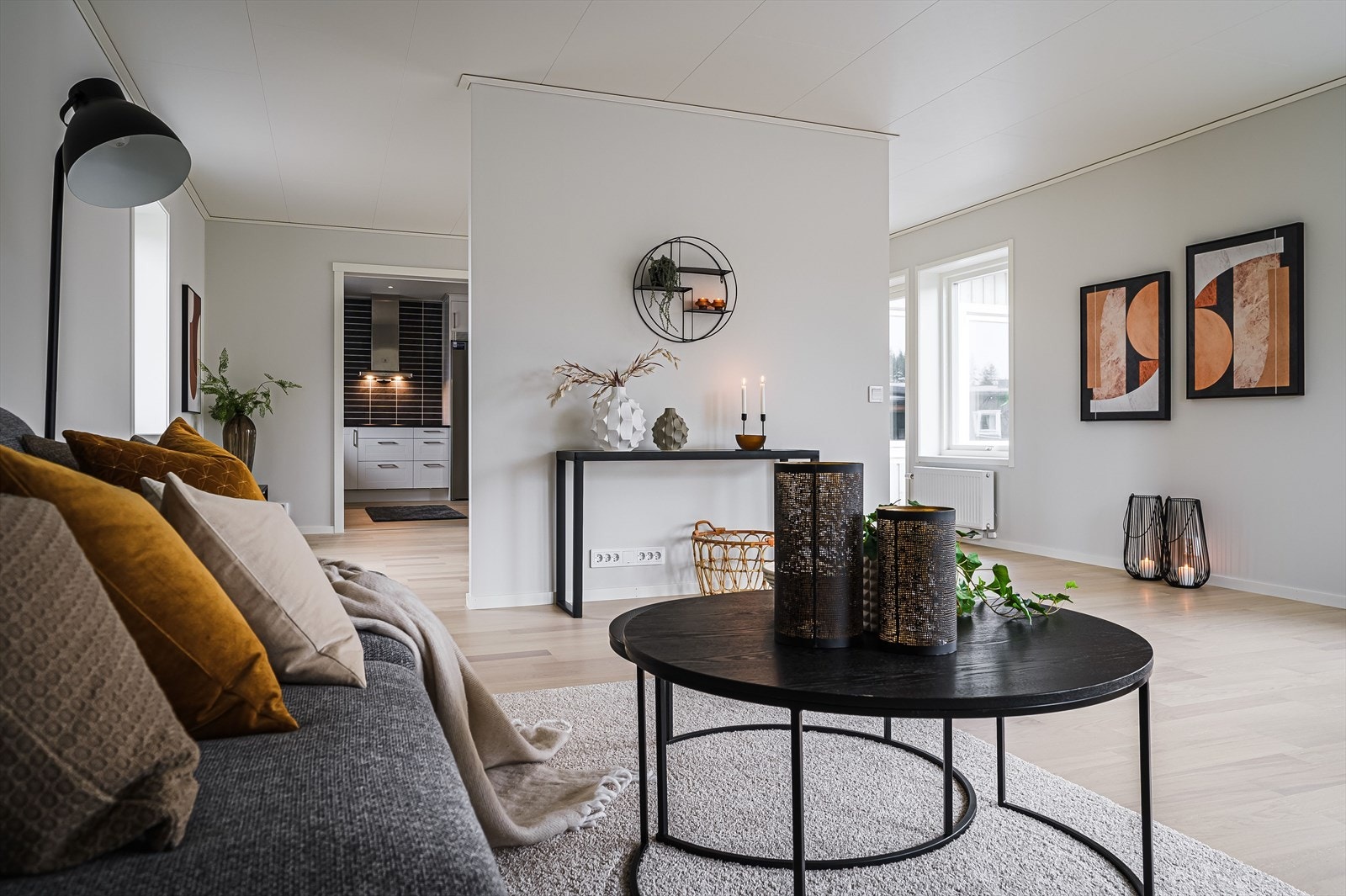 I stuen har du god plass til stor sofagruppe med salongbord, tv-benk og annet ønskelig møblement. Galleribilde