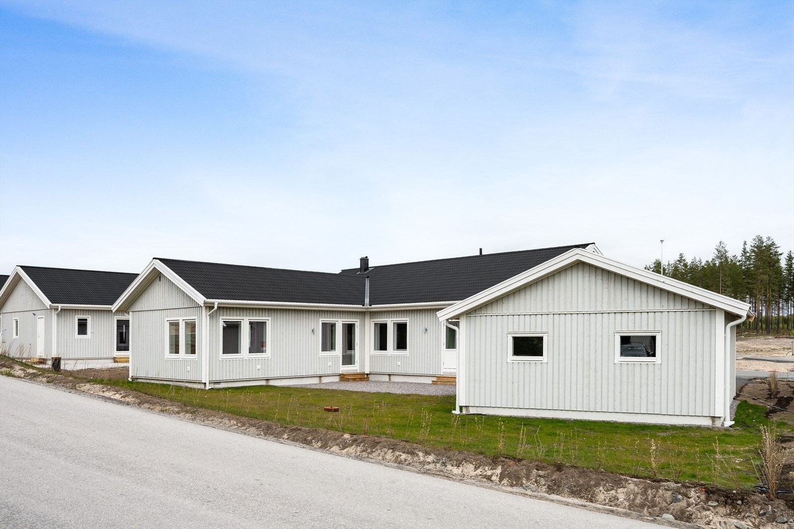 Eiendommen ligger i et relativt nytt og populært boligområde, med kort vei til barnehage, barneskole og dagligvare. Galleribilde
