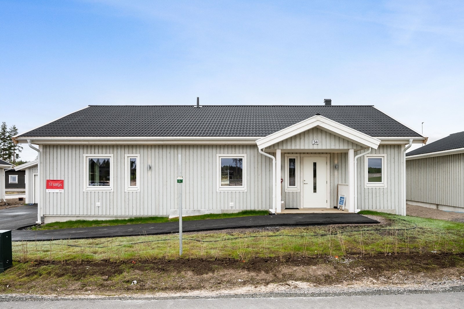 Tomten er opparbeidet med asfaltert innkjørsel. Galleribilde