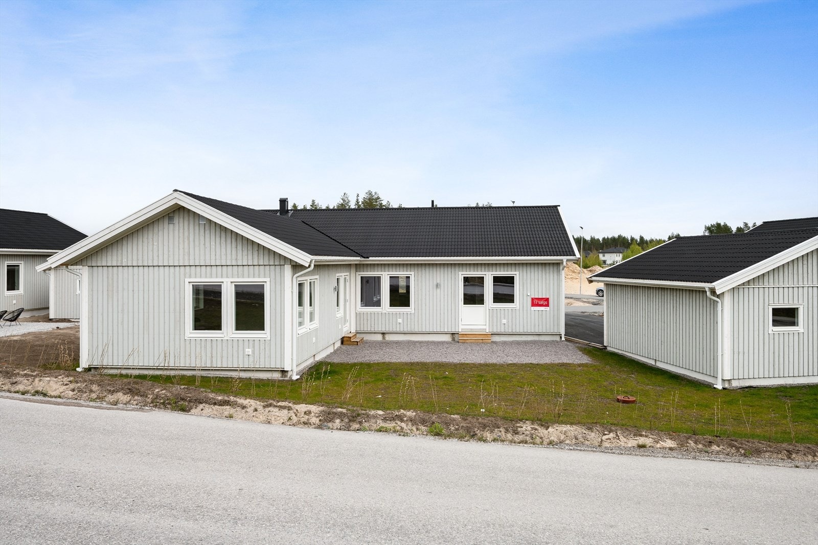 Flytt rett inn i nyoppført og flott enebolig fra 2024. Eiendommen er også bebygd med en dobbelgarasje på 36 kvm. Galleribilde