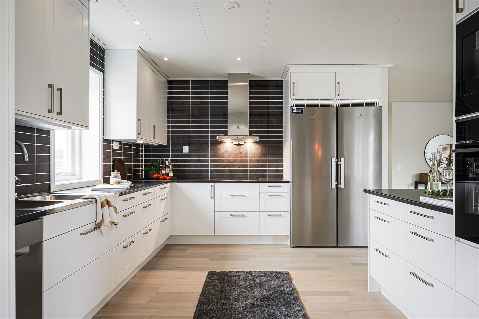 Kjøkkenet er fullt utstyrt med integrerte stekeovn og mikrobølgeovn i høyskap, nedfelt platetopp, avtrekksvifte, stor kjøleskap og fryseskap. Galleribilde