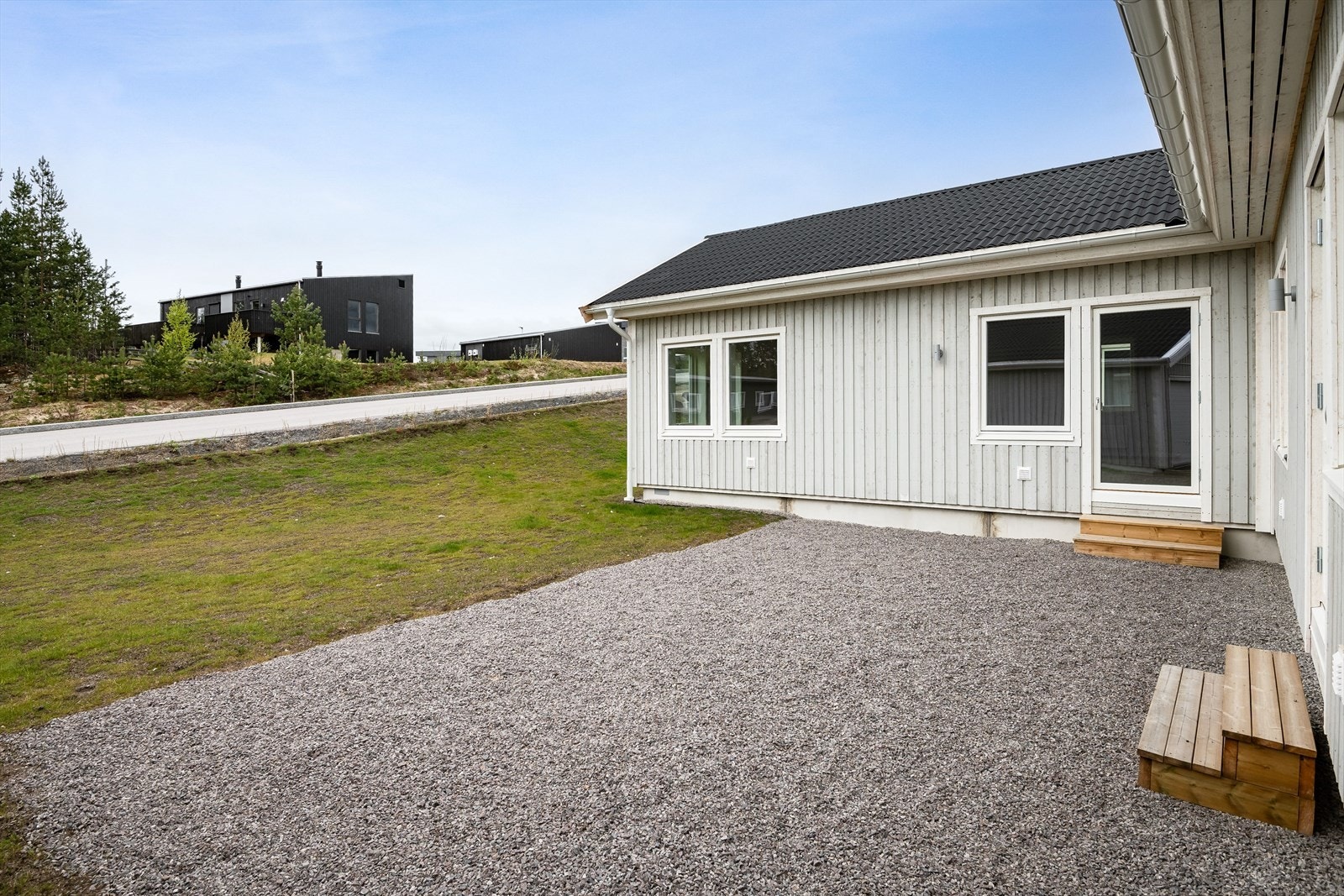 Hagen ligger fint og solrikt til og har flere møbleringsmuligheter for hagemøbler. Galleribilde