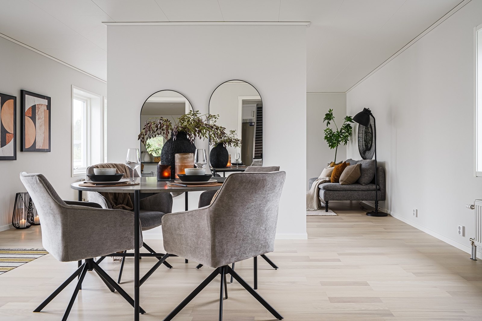 Den første delen fungerer ypperlig som en spisestue med god plass til et stort spisebord. Galleribilde