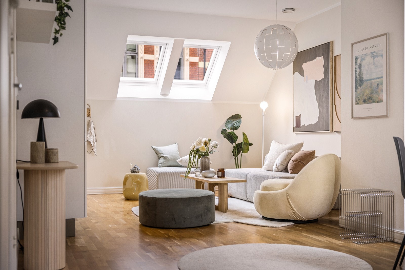 - På gulv er det eikeparkett, noe som er gjennomgående for leiligheten - Galleribilde