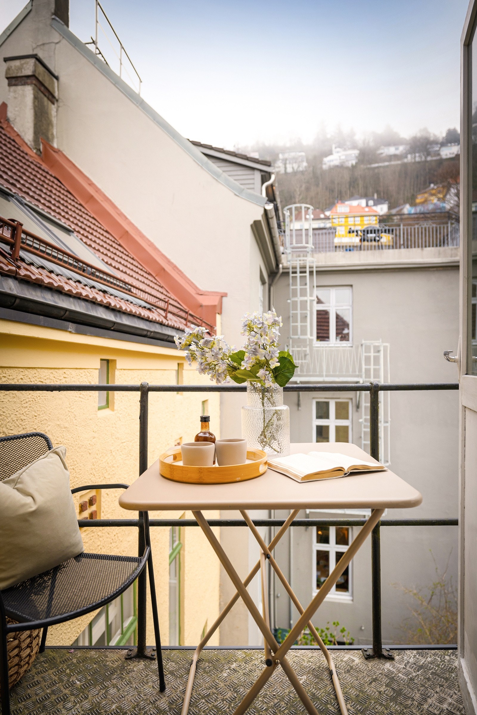 - Leiligheten deler balkong med naboleilgihet. Denne har morgensol - et hyggelig sted å starte dagen med kaffe, avis og frisk luft en tidlig sommermorgen - Galleribilde