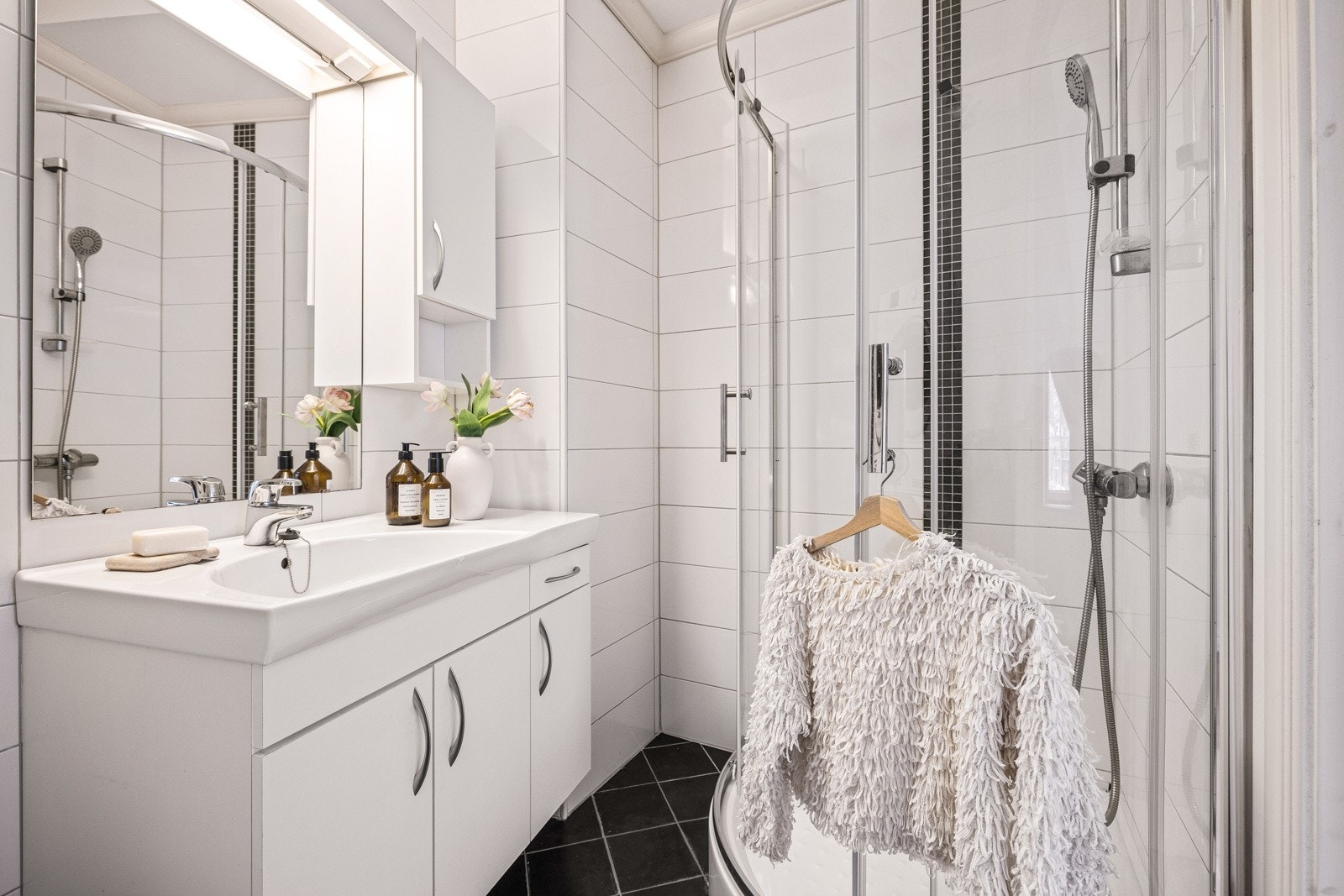 - Badet ble også renovert i 2013 og er helfliset med varme i gulv - Galleribilde