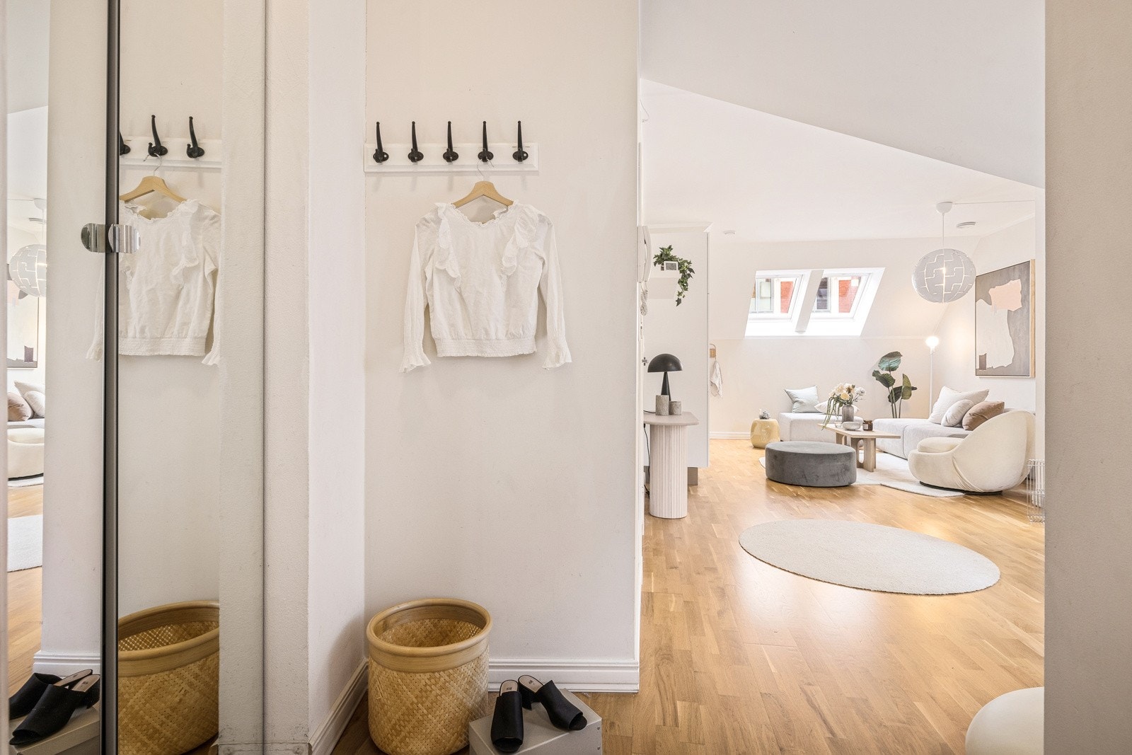 - Innenfor ytterdør har man entré med speilgarderobe og plass til oppheng. Gjestene slippes enkelt inn via porttelefon - Galleribilde