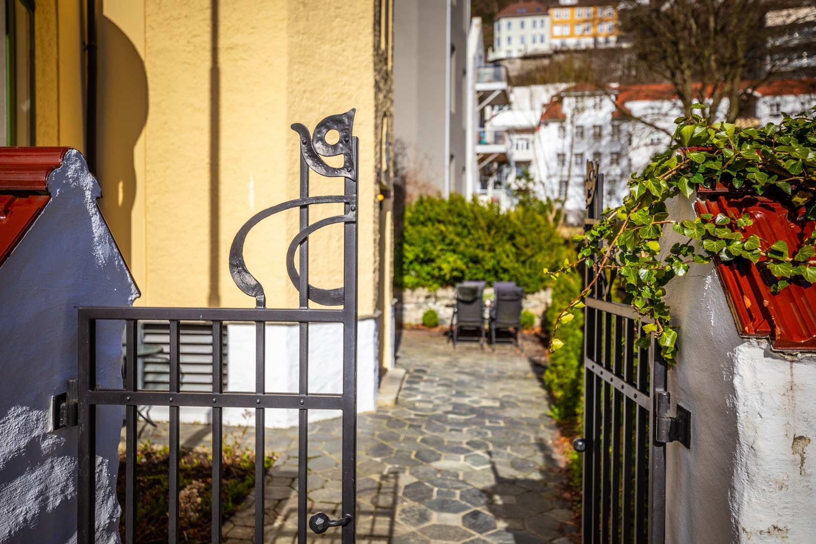 - Bygget har et tiltalende inngangsparti med flott port inn mot inngangspartiet og bakgården - Galleribilde