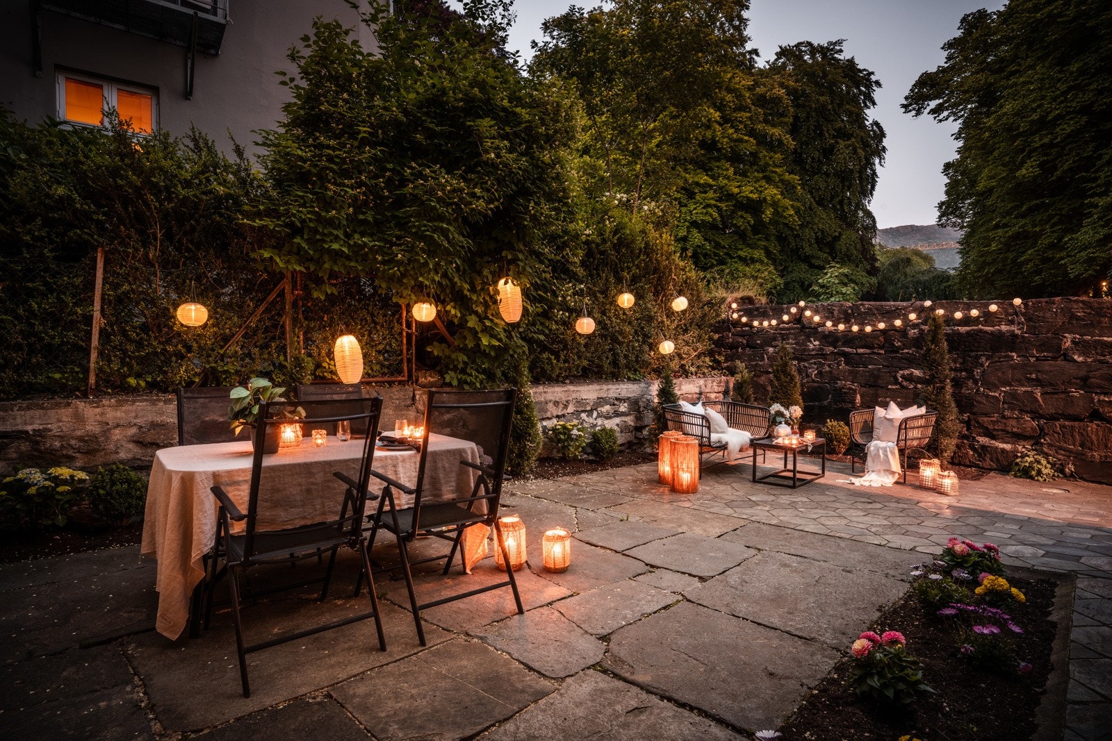 - Sameiets tomt er pent opparbeidet og du finner et hyggelig uteområde på baksiden av bygget - Galleribilde