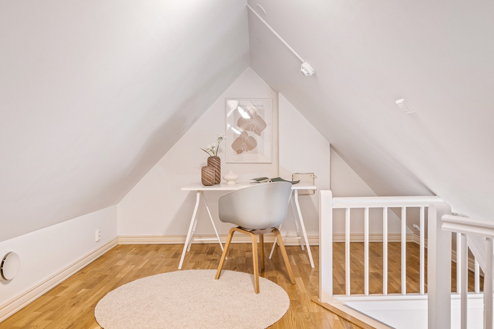 - Leiligheten har også en anvendelig hems med gulvareal på 24 kvm - Galleribilde