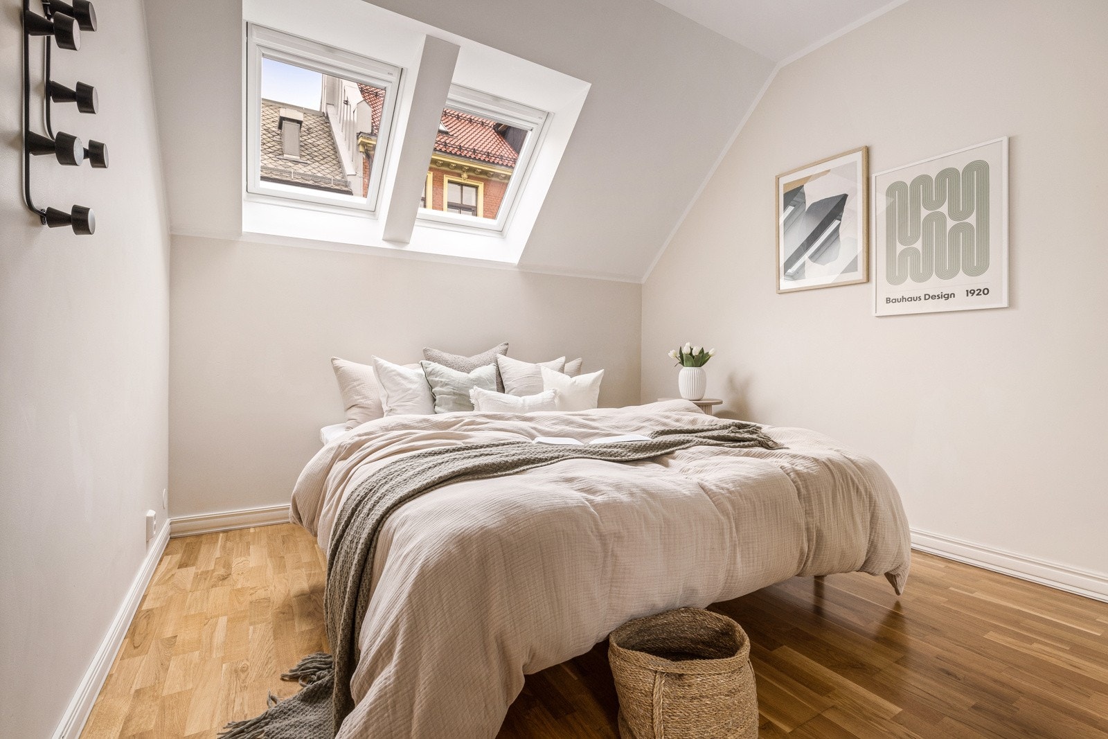 - Rommet har god plass til dobbeltseng, nattbord, garderobeskap - Galleribilde