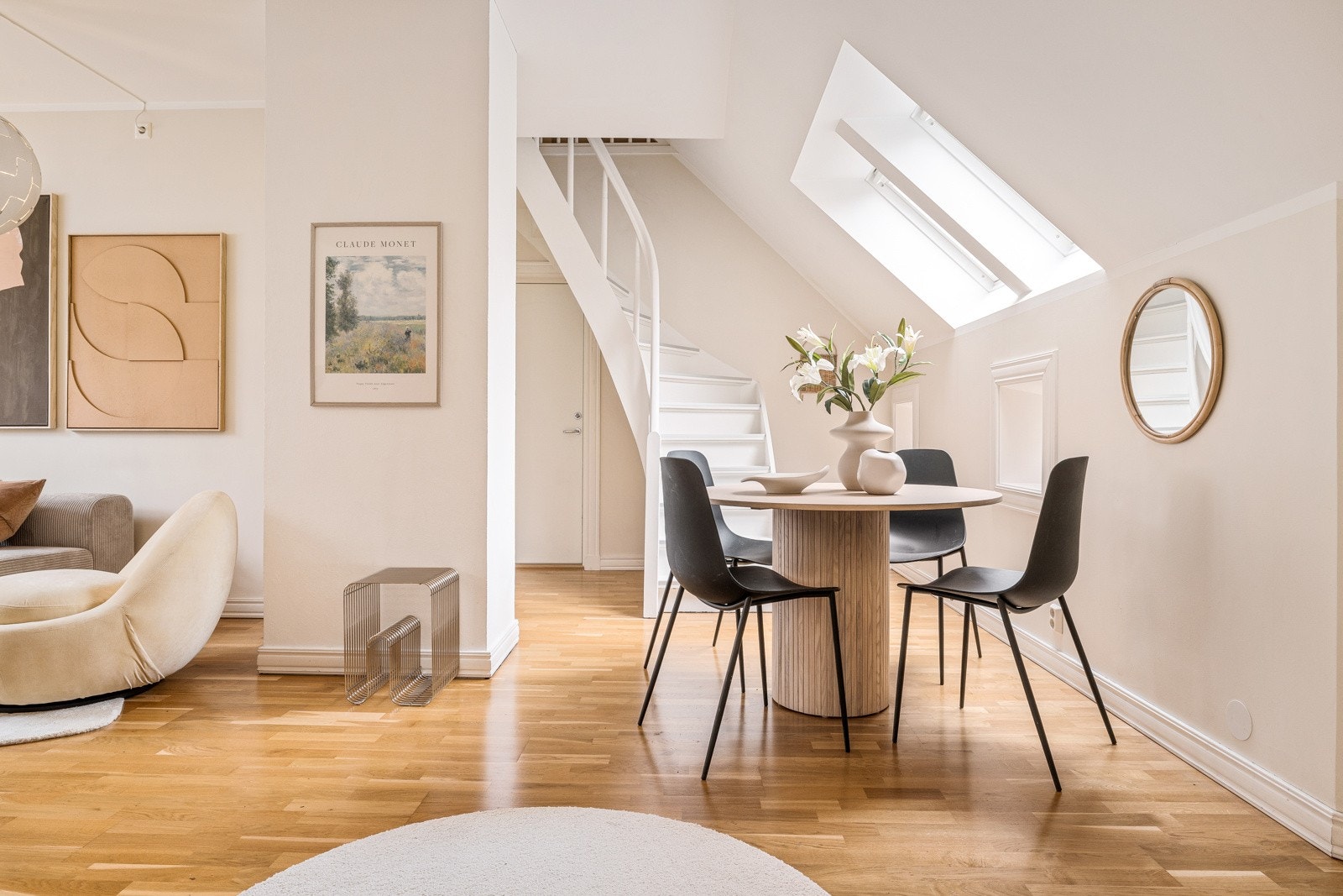 - Leiligheten ligger i øverste etasje i en fredet og ærverdig bygård. Bygningen ble restaurert og modernisert i perioden 2011-2013 - Galleribilde