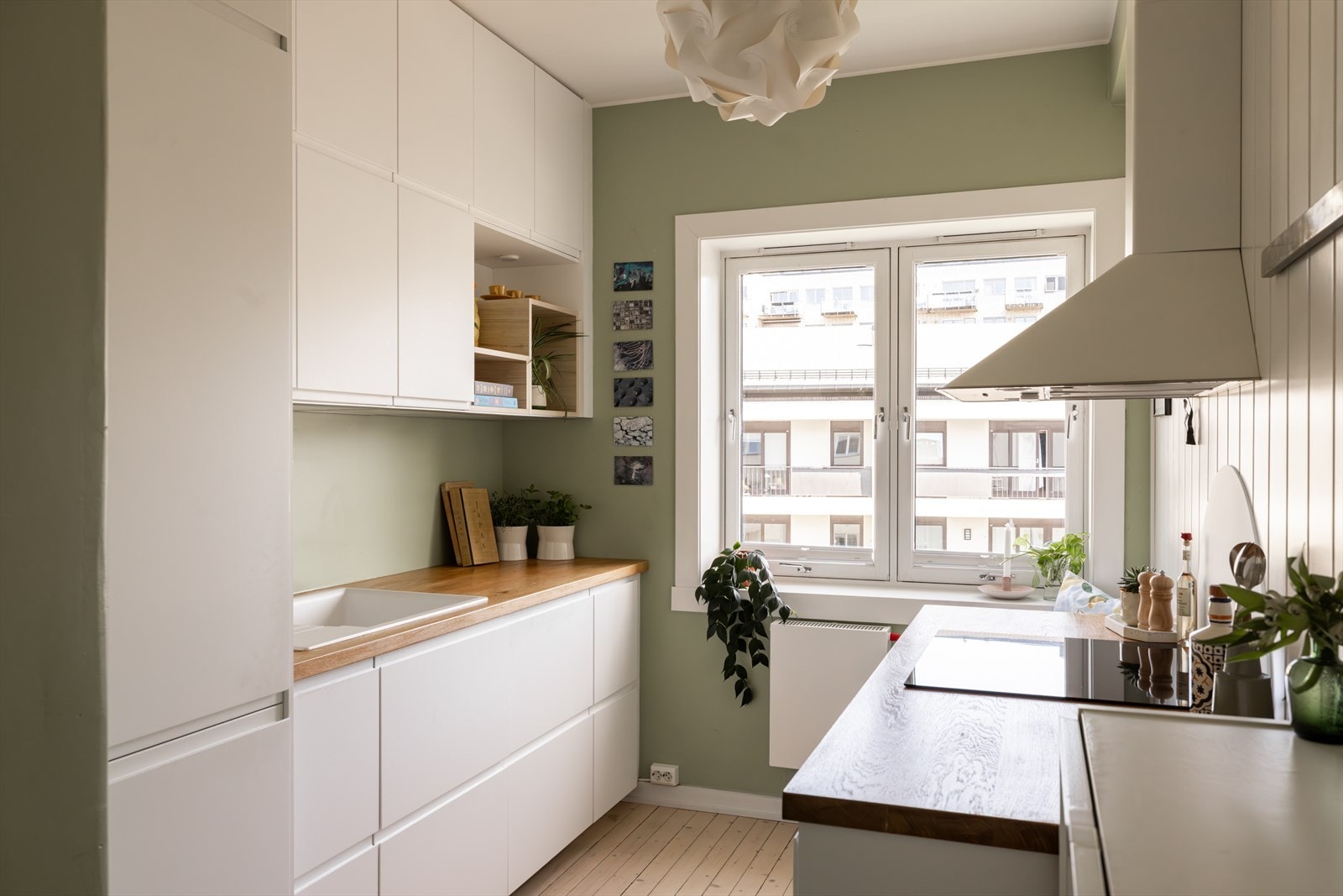 Kjøkkeninnredning med laminert benkeplate med nedfelt oppvaskkum med 1-greps blandebatteri. Galleribilde