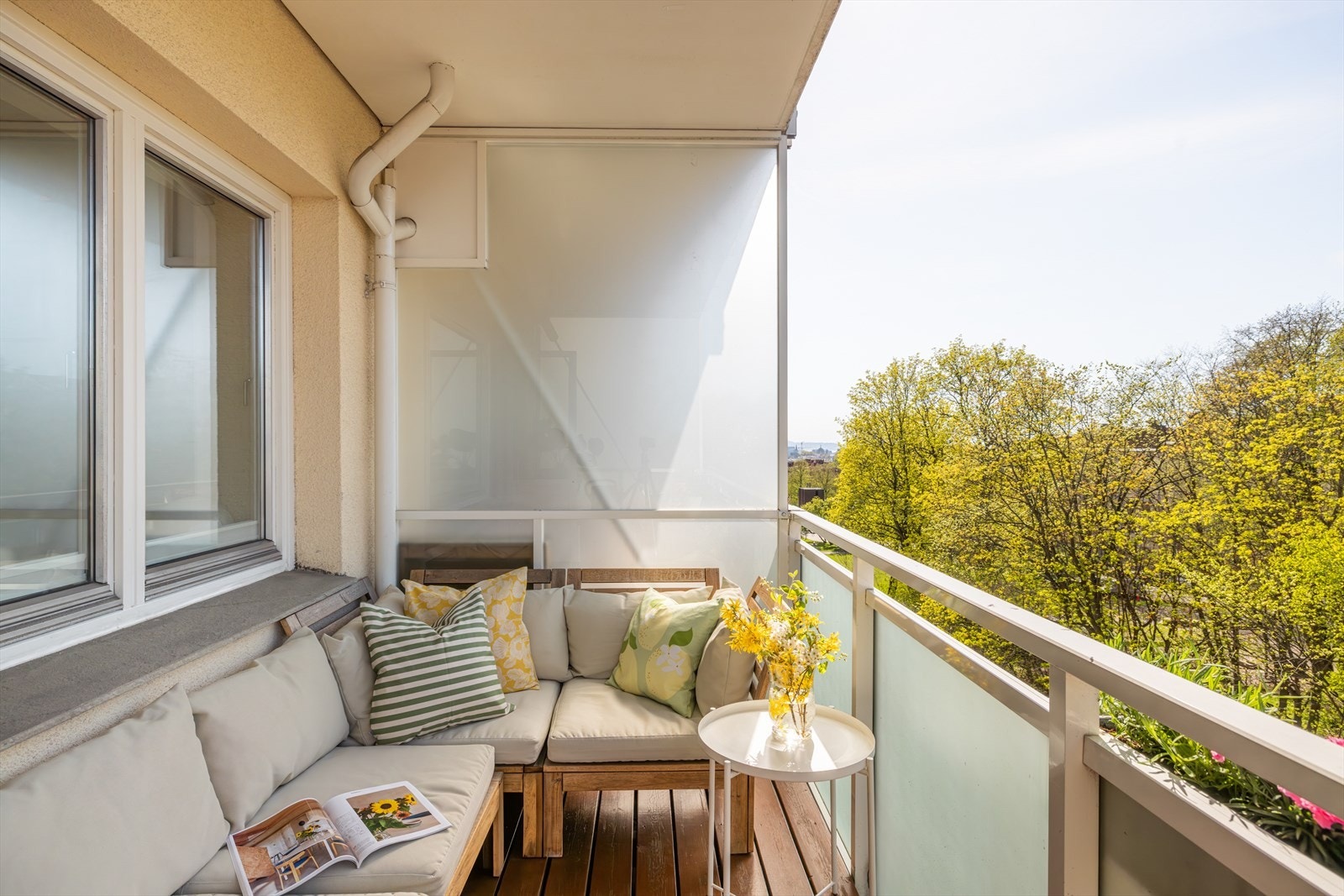 Utgang fra stuen til en herlig balkong. Balkongen er på ca. 7 kvm med god plass til utemøbler og grill. Galleribilde