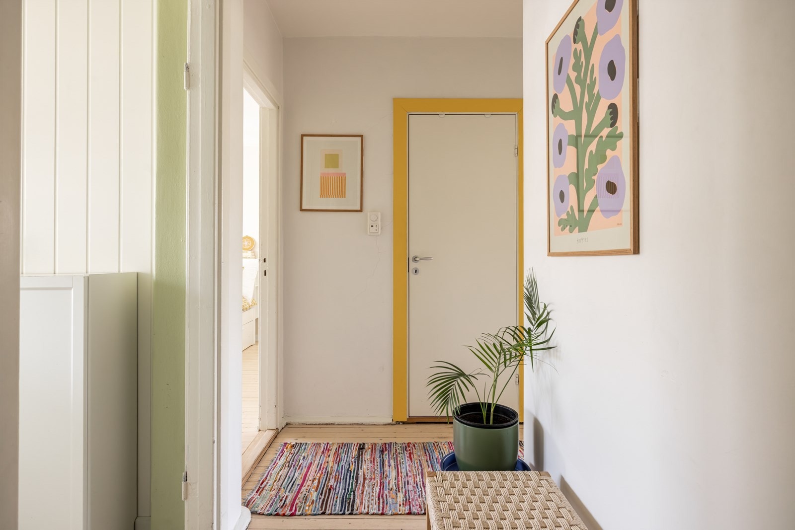 Dørcalling på vegg. Entréen fører videre til alle rommene i leiligheten. Malt himling, malte overflater på vegg og originalt tregulv. Galleribilde