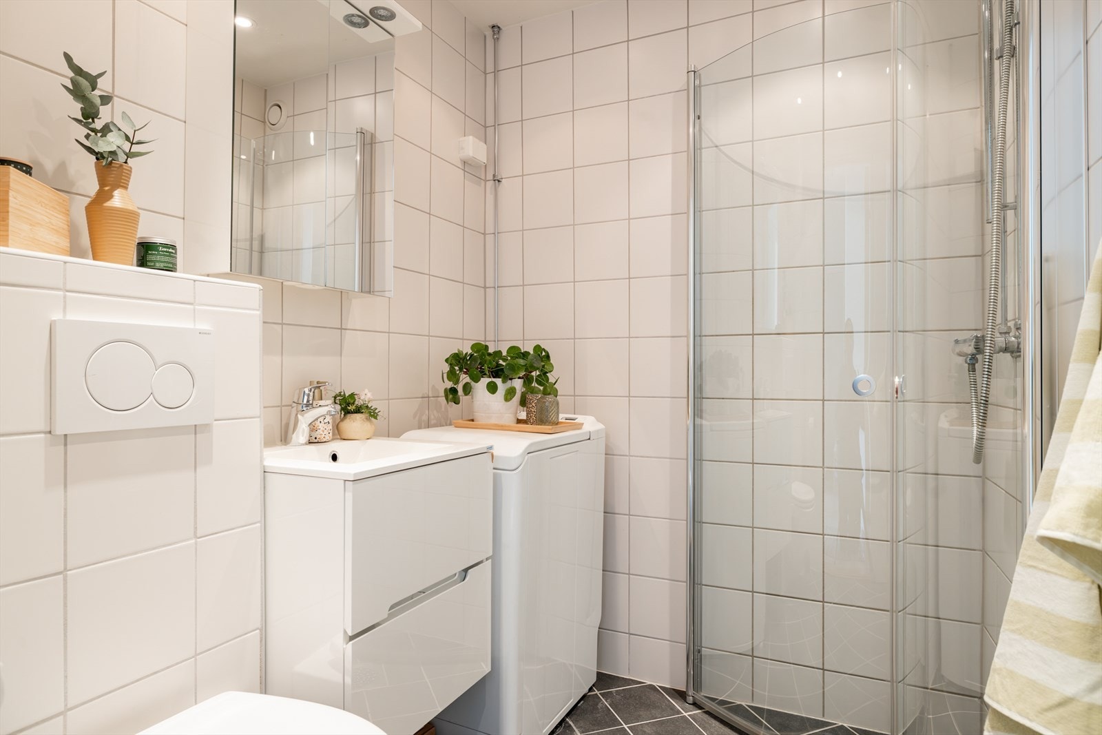 Pent og tidløst bad som ble pusset opp i regi av borettslaget i 2013. Vegger og gulv er flislagt. Gulvvarme og downlights i tak. Galleribilde