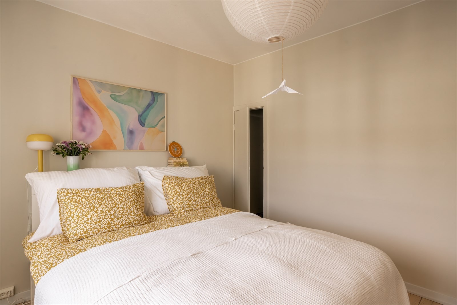 God plass til klær i stort garderobeskap som medfølger, i tillegg har man et praktisk kott som gir ekstra lagringsmuligheter. Galleribilde