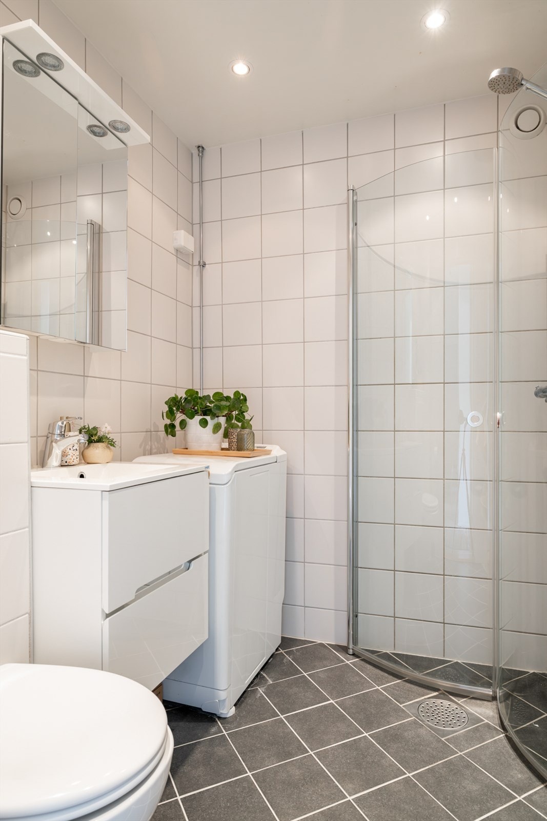 Gode oppbevaringsmuligheter i servant- og speilskap. Galleribilde