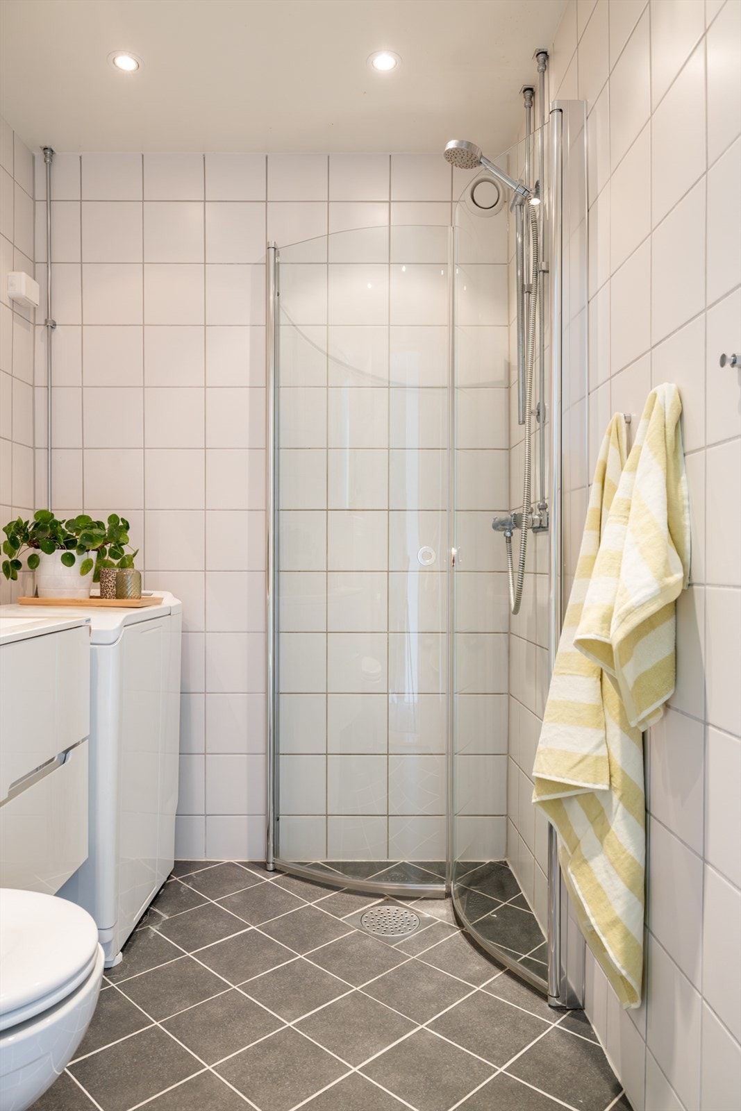 Praktisk hjørnedusj med innfellbare dusjdører. Galleribilde