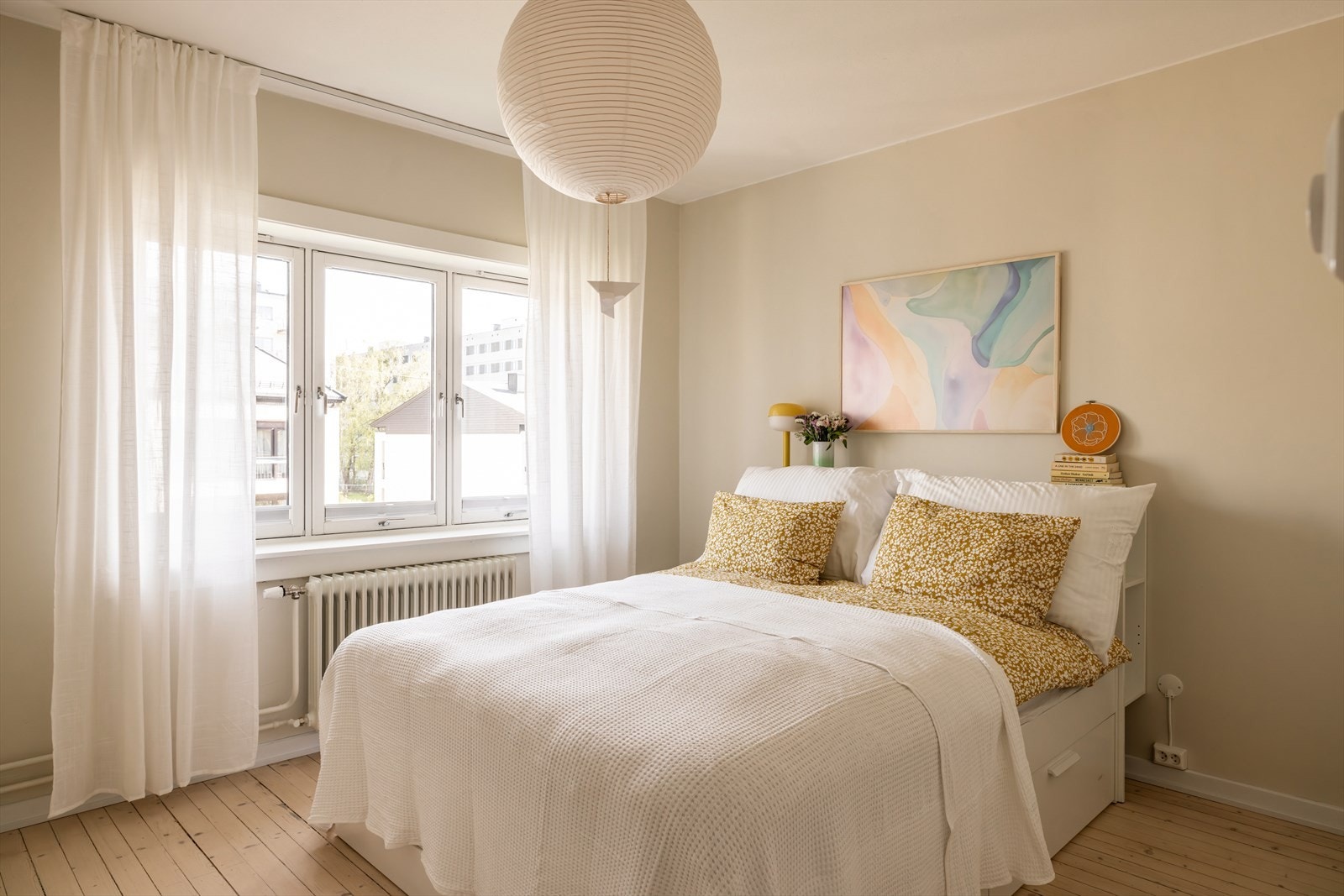 Soverommet er også av god størrelse med god plass til stor dobbeltseng, nattbord og garderobeskap. Galleribilde