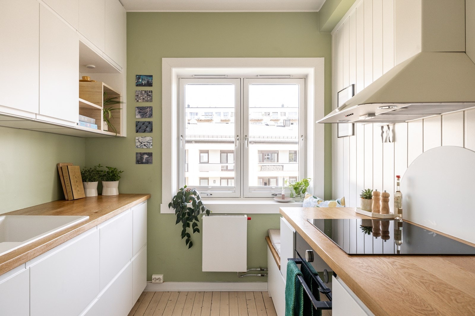 Utrolig hyggelig kjøkken med god skap- og benkeplass. Kjøkkenet ble oppusset i 2020 og holder en moderne standard. Galleribilde