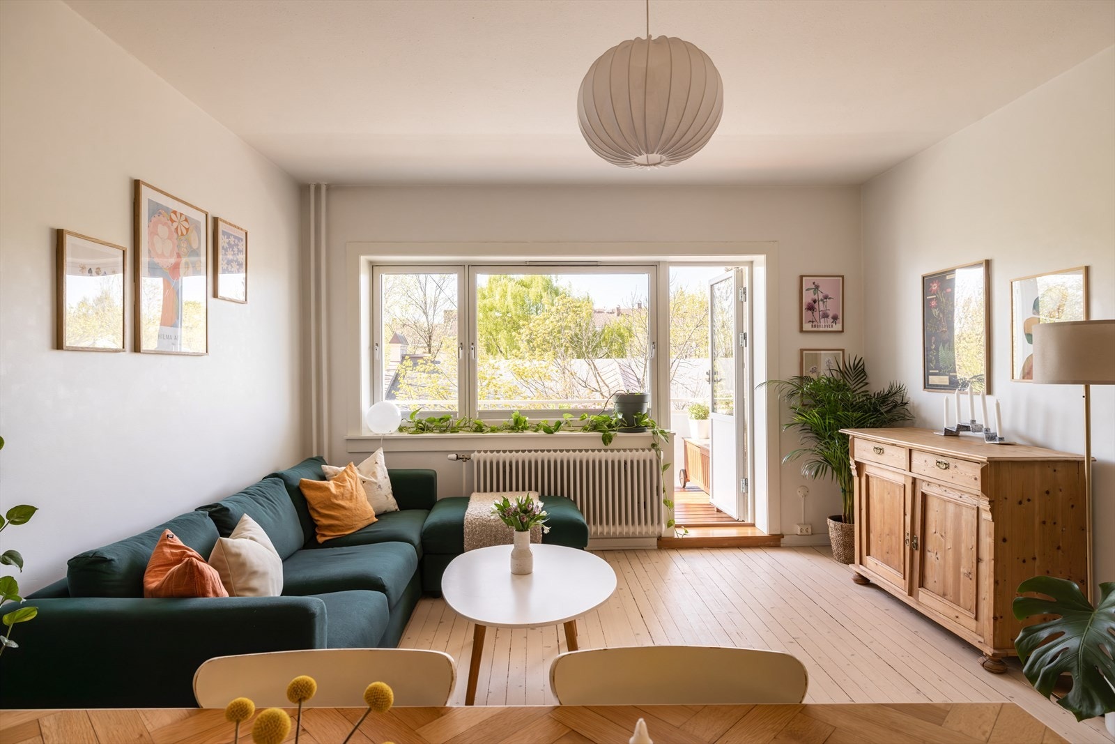 Store vindusflater med nydelig utsikt, uten noe innsyn. Galleribilde