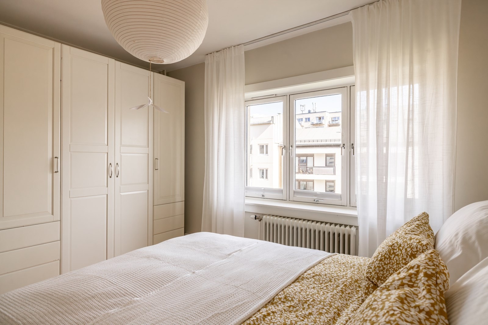 Store vindusflater gir godt med naturlig lys. Vinduene vender mot bakgård/område bak blokken. Galleribilde