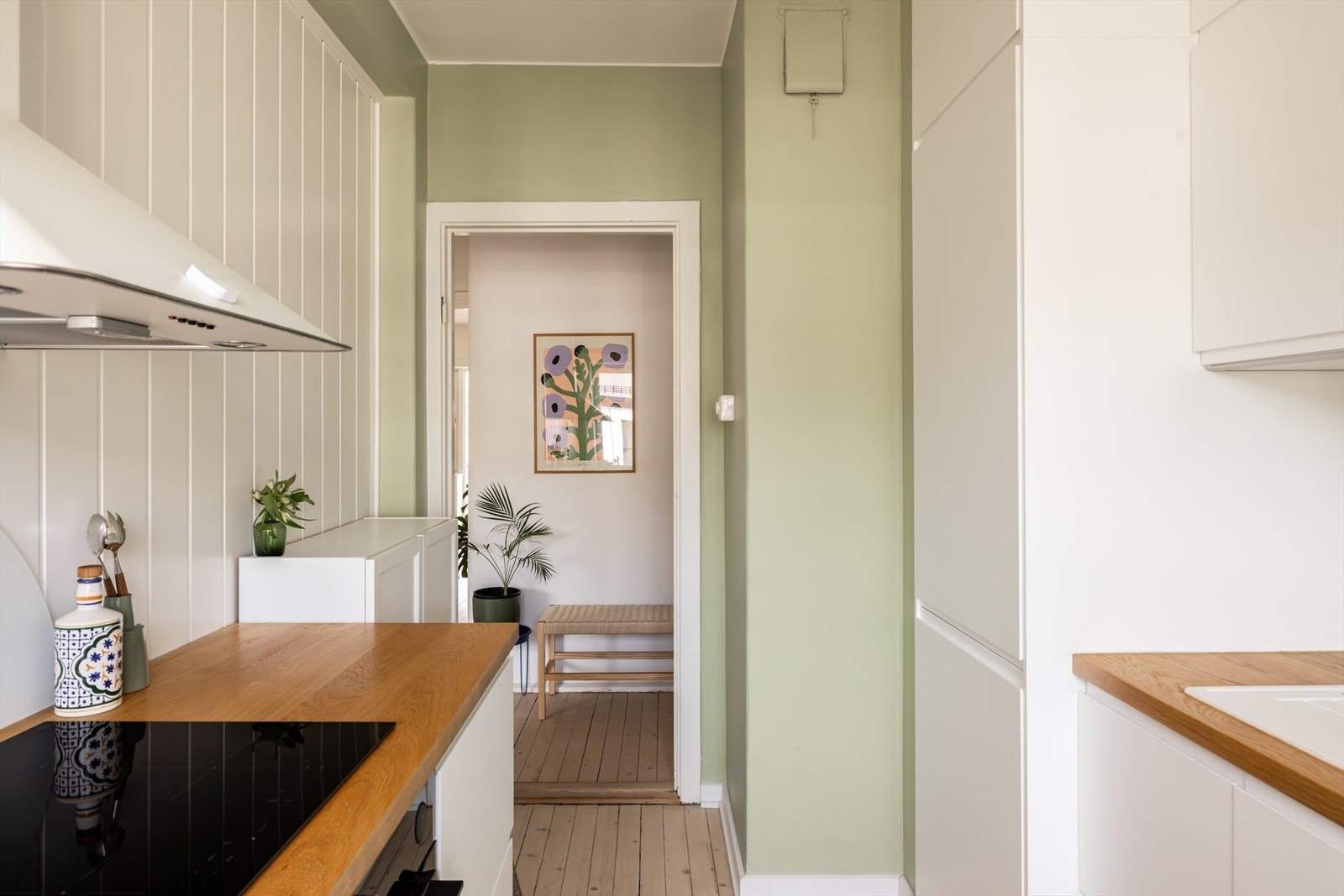 Det er montert en integrert kjøl/frys, oppvaskmaskin, integrert komfyr og nedfelt platetopp og det er tilkoblet en ventilator (kullfilter) over kokeplass. Galleribilde