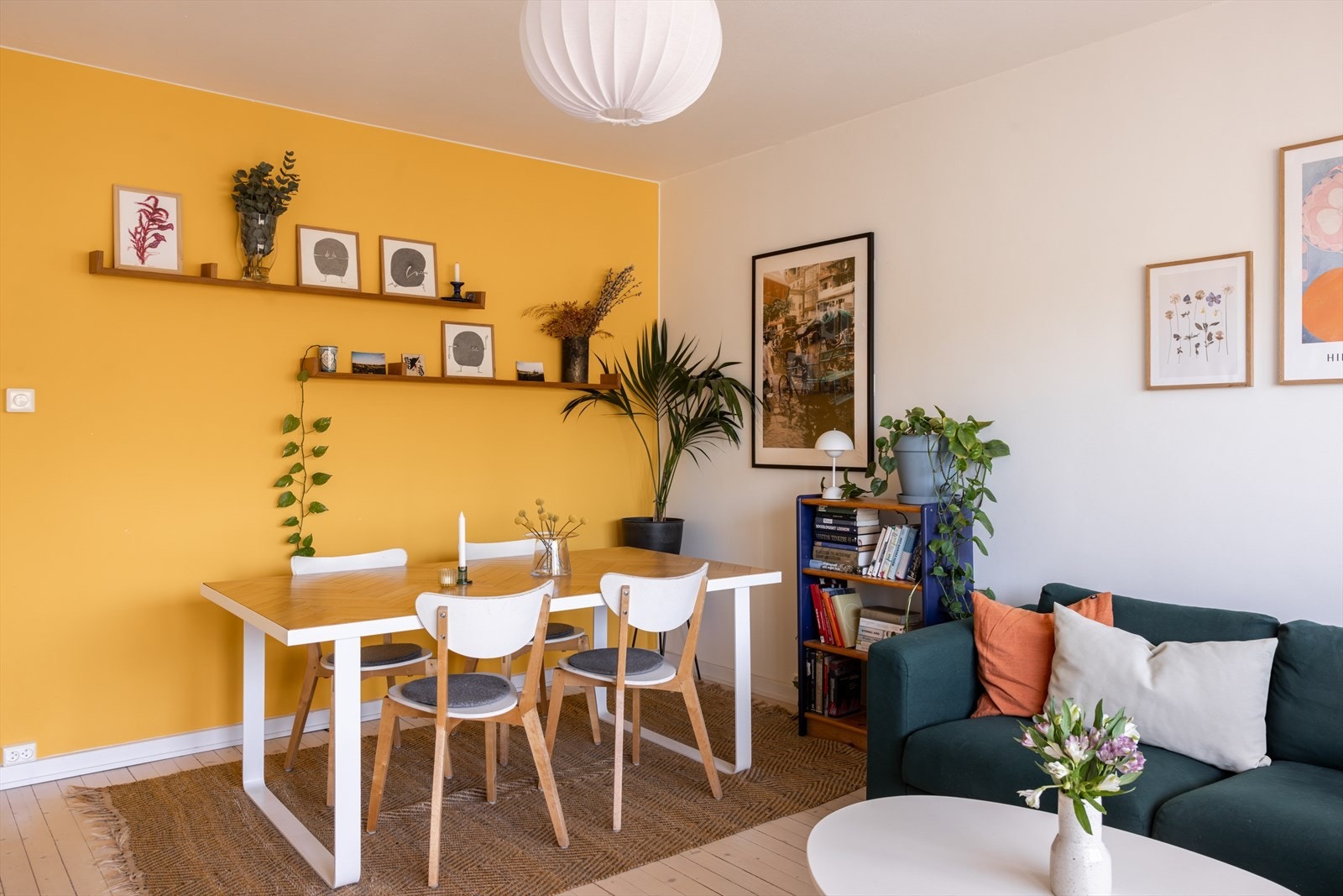 Malt himling, malte flater og pent originalt tregulv. Galleribilde