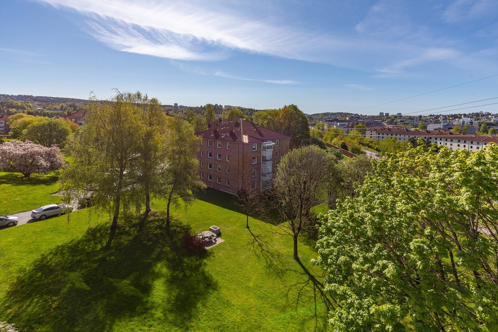 Åpen og frodig utsyn mot grønne og hyggelige omgivelser i nabolaget. Galleribilde