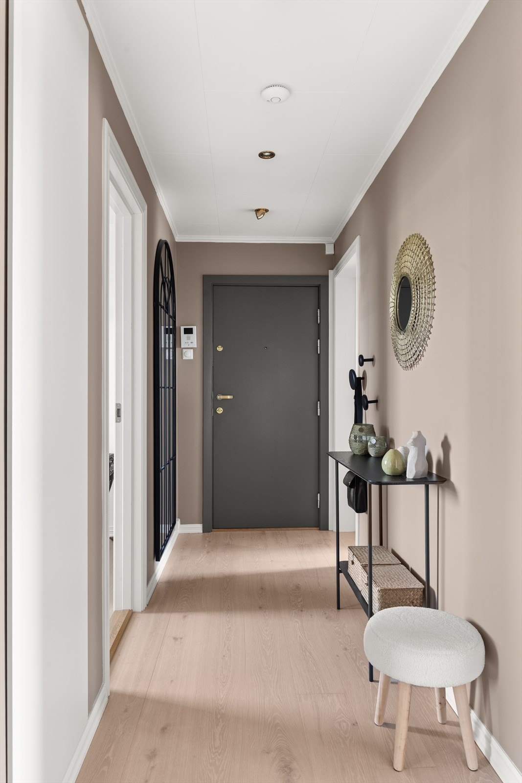 Velkommen inn! Innbydende entré som er med på å gi et godt førsteinntrykk av leiligheten. Galleribilde