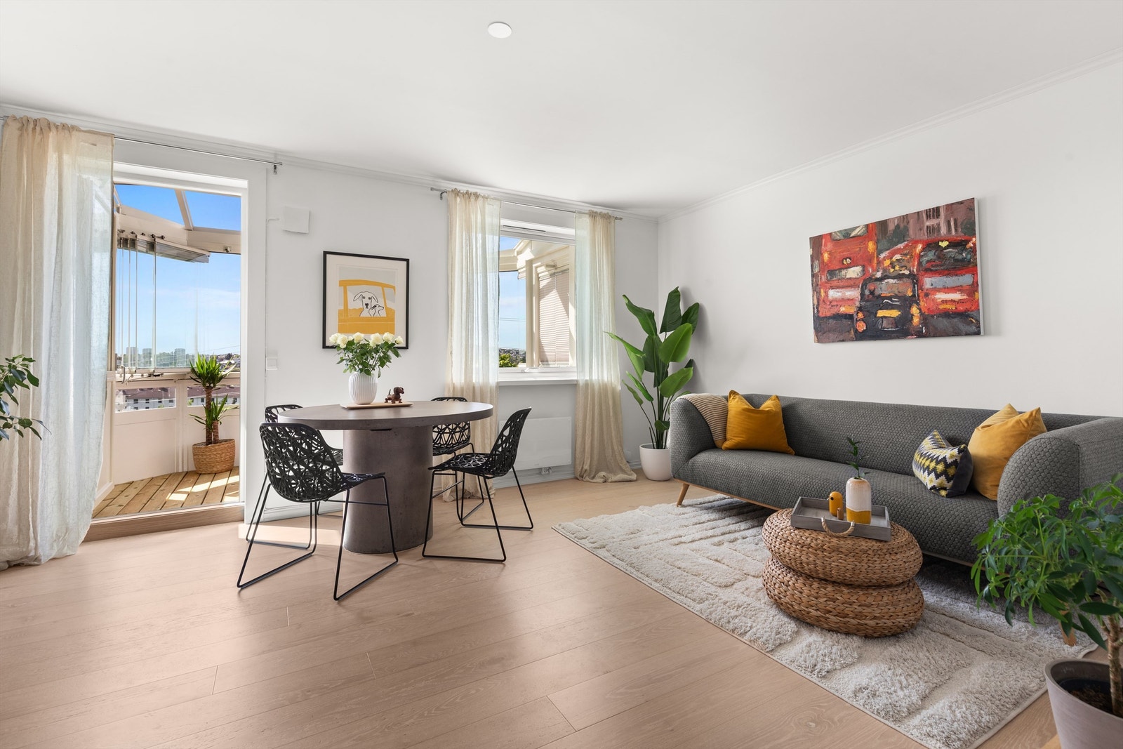 En lekker og innholdsrik 3-roms toppleilighet som ligger høyt og fritt til på Teisen! Svært god planløsning og gode sol- og utsiktsforhold! Galleribilde