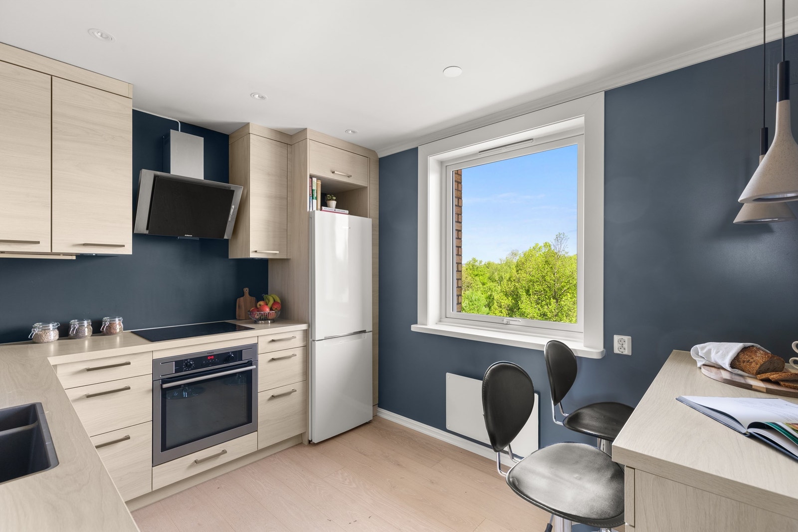 Det er montert benkeskapsbelysning og stikkontakter under overskap. Galleribilde