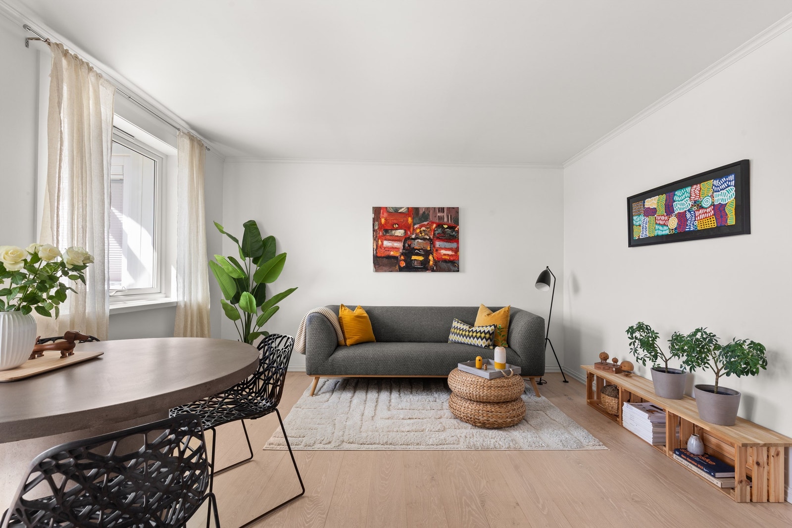 Her er det god plass til både sofagruppe, salongbord, tv-seksjon og spisebord. Galleribilde