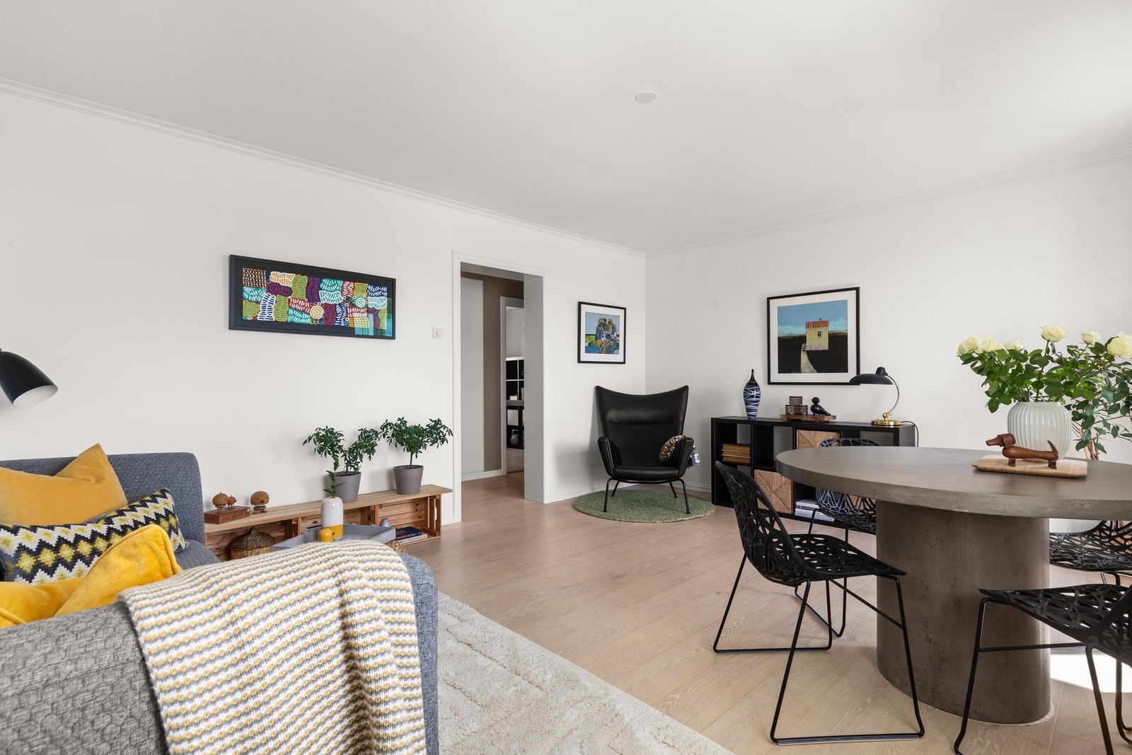 Leiligheten byr på en lys og romslig stue med store vindusflater som slipper inn rikelig med lys og luft samt fin utsikt, i tillegg er det lite innsyn. Galleribilde