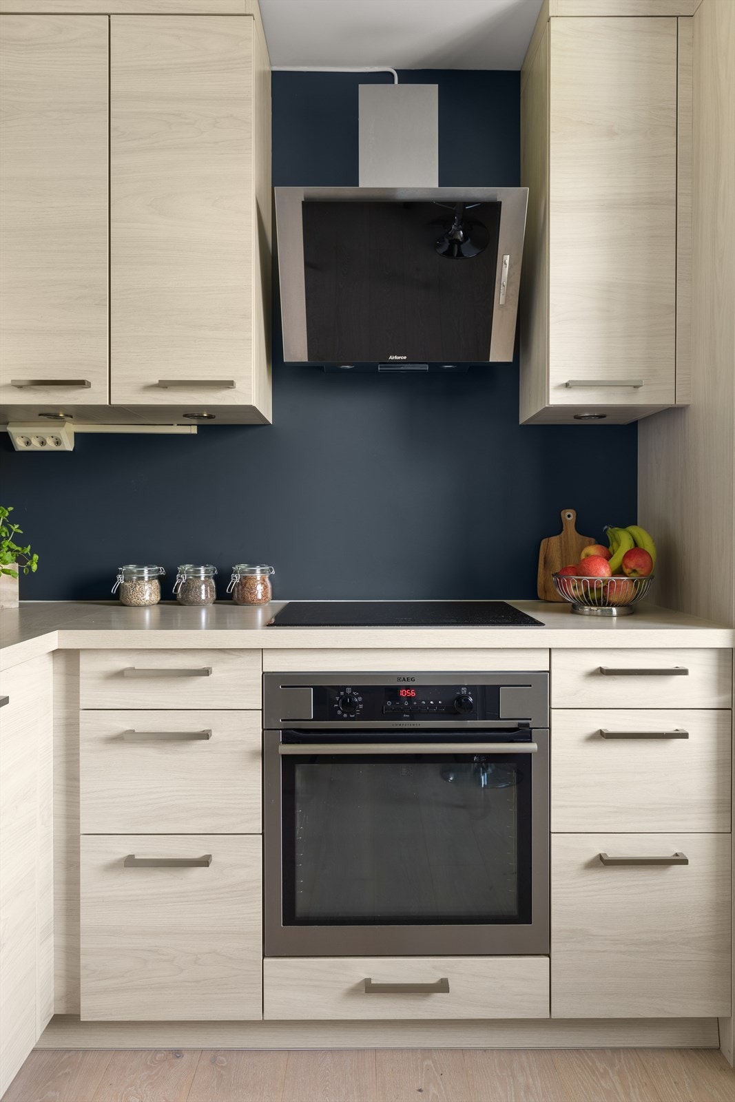 OSO varmtvannsbereder på 120 liter fra 2016 er plassert i kjøkkenhjørnet. Galleribilde