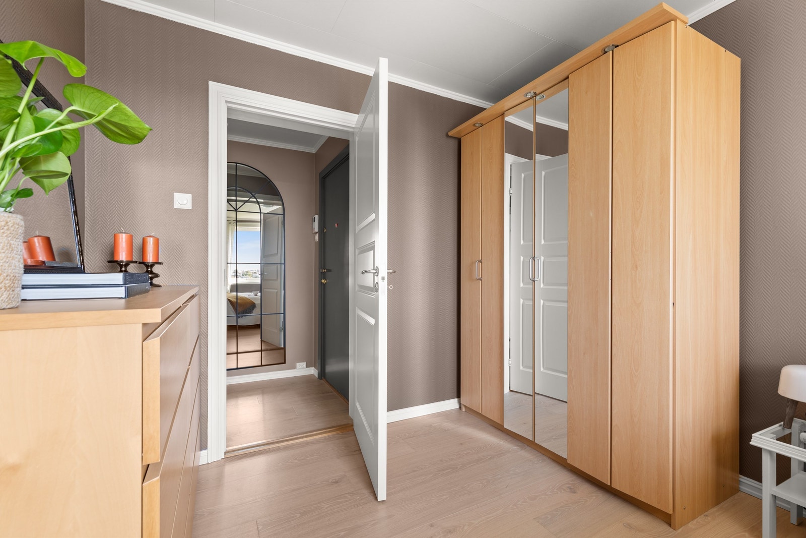 Hovedsoverommet er romslig med god plass til dobbeltseng med tilhørende nattbord. Delikat og praktisk innredet med romslig garderobeløsning. Galleribilde