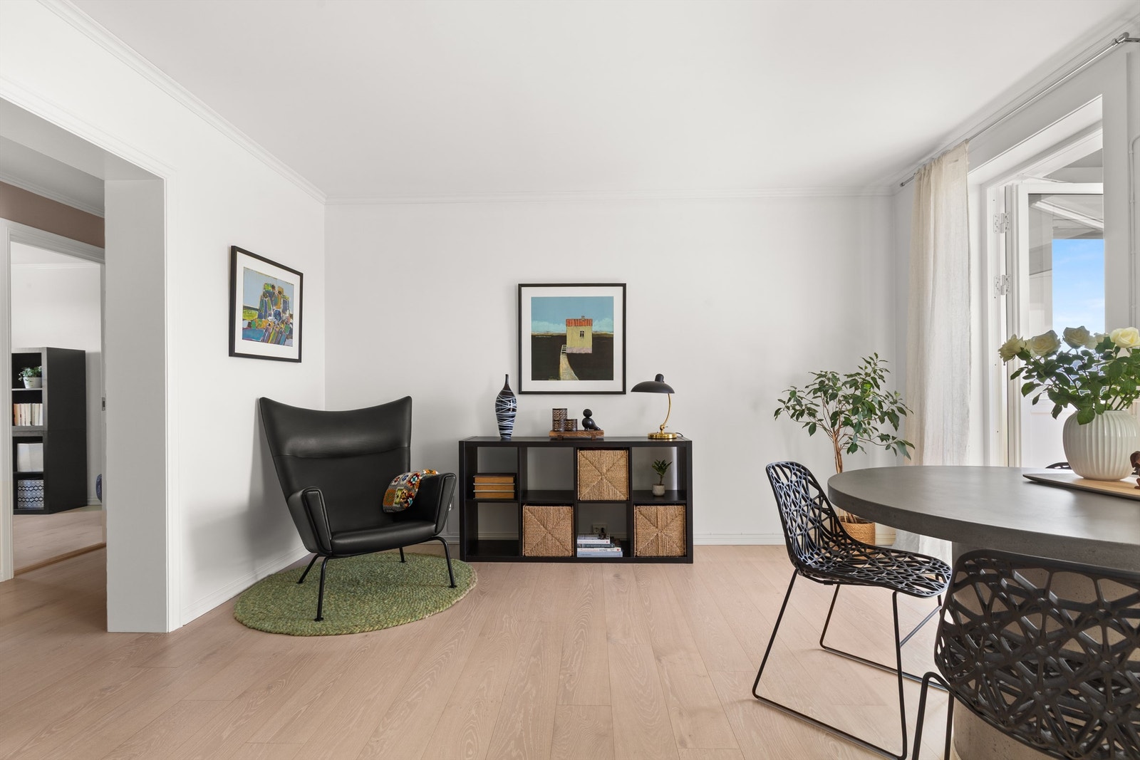 Et sosialt og hyggelig rom med plass til å invitere venner og familie til hyggelige sammenkomster. Galleribilde