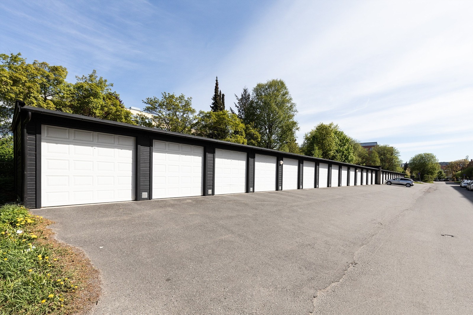 Kjøper gis direkte opsjon på kjøp av garasjeplass for kr 190 000,-. Garasjerekken ligger rett utenfor blokken og ble bygget i 2011, leiligheten disponerer garasjeplass nr. 2. Se salgsoppgave for nærmere info. Galleribilde