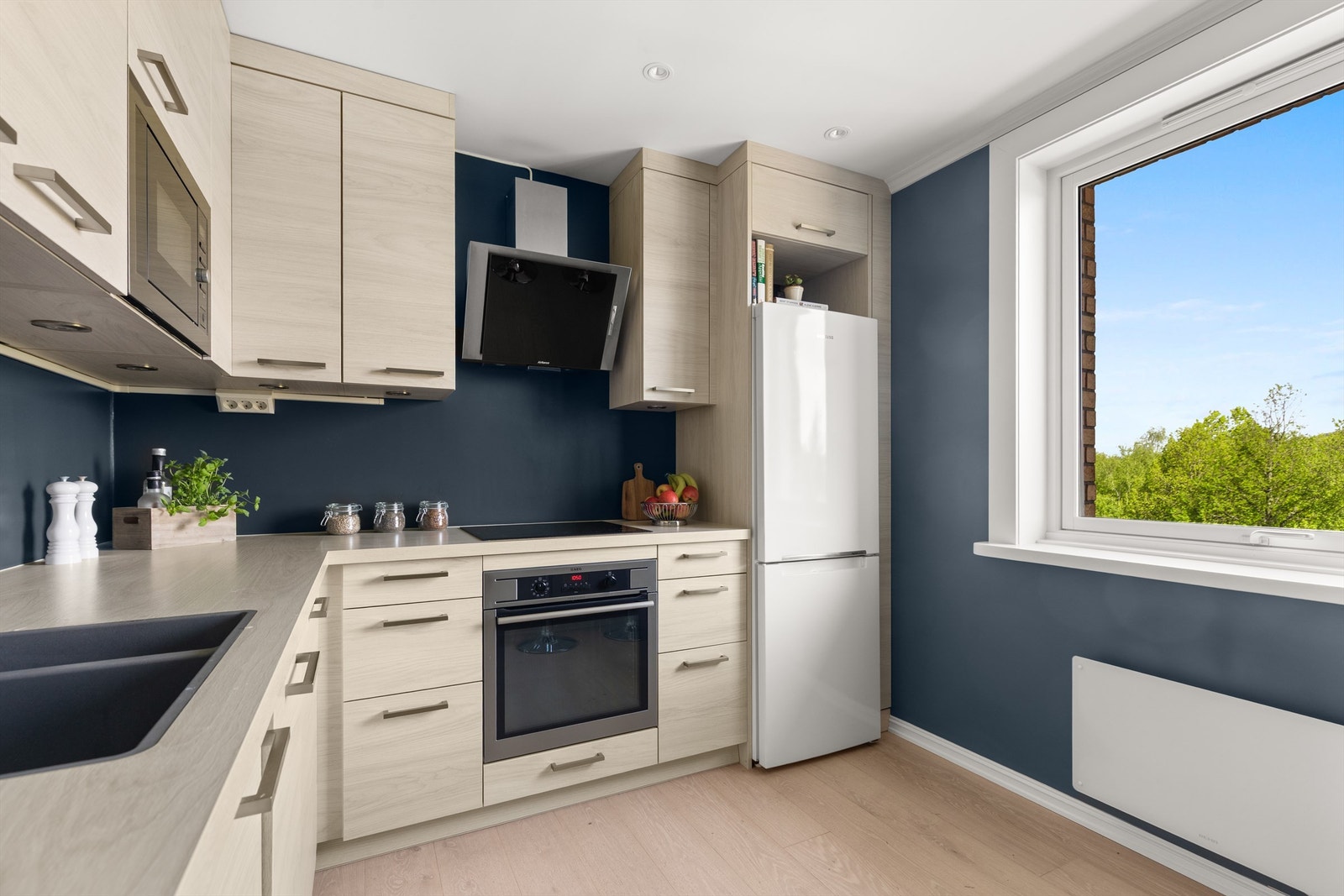 Lyst og pent kjøkken fra Schmidt som ligger i praktisk og separat løsning fra resten av leiligheten. Galleribilde