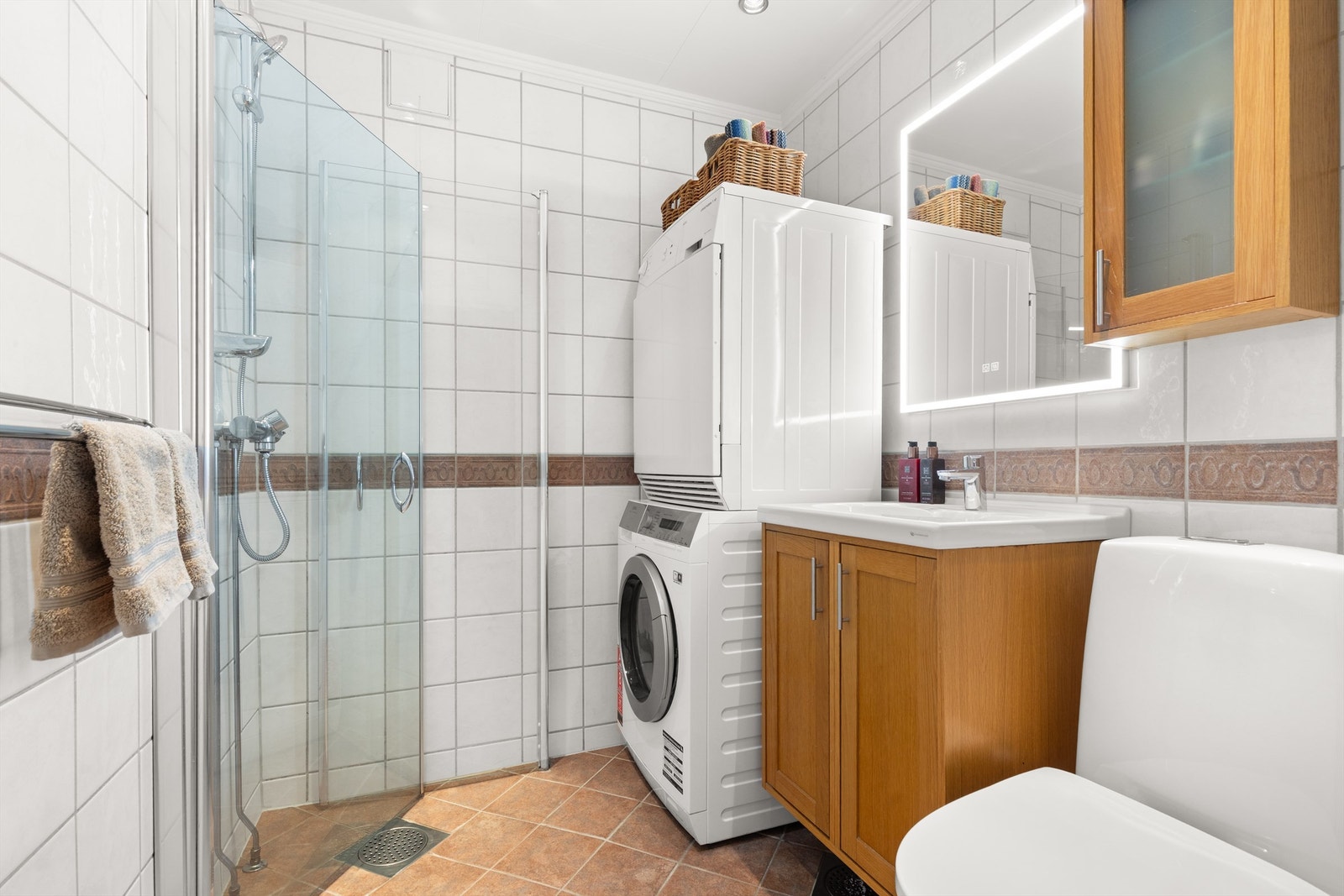 Romslig og pent baderom fra 2003. Badet har flislagte overflater med nedsenket himling med malte plater og downlights. Vaskemaskin og tørketrommel medfølger. Galleribilde