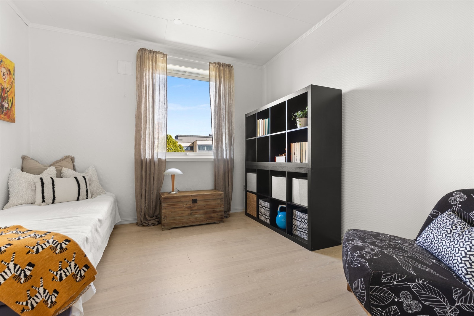 Leilighetens andre soverom har plass for seng, skrivepult og garderobeskap. Galleribilde