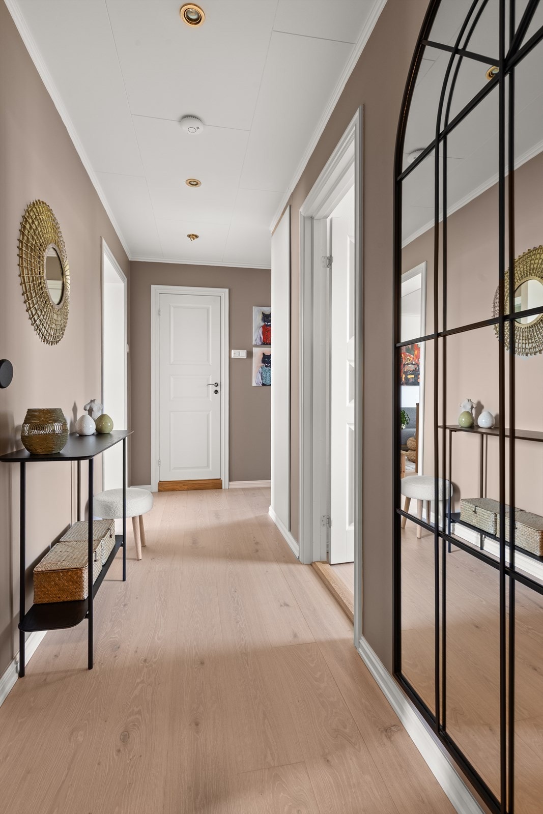 God plass til å henge fra seg yttertøyet. Galleribilde