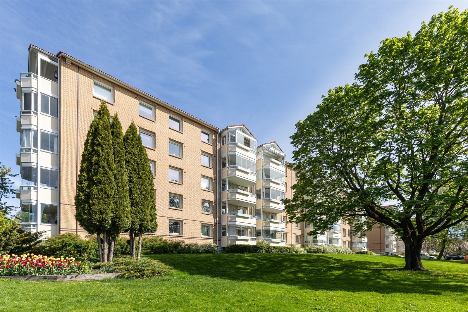 Grønne fellesområder er pent opparbeidet med asfalterte adkomstveier, gressplen, benker og diverse beplantning. Galleribilde