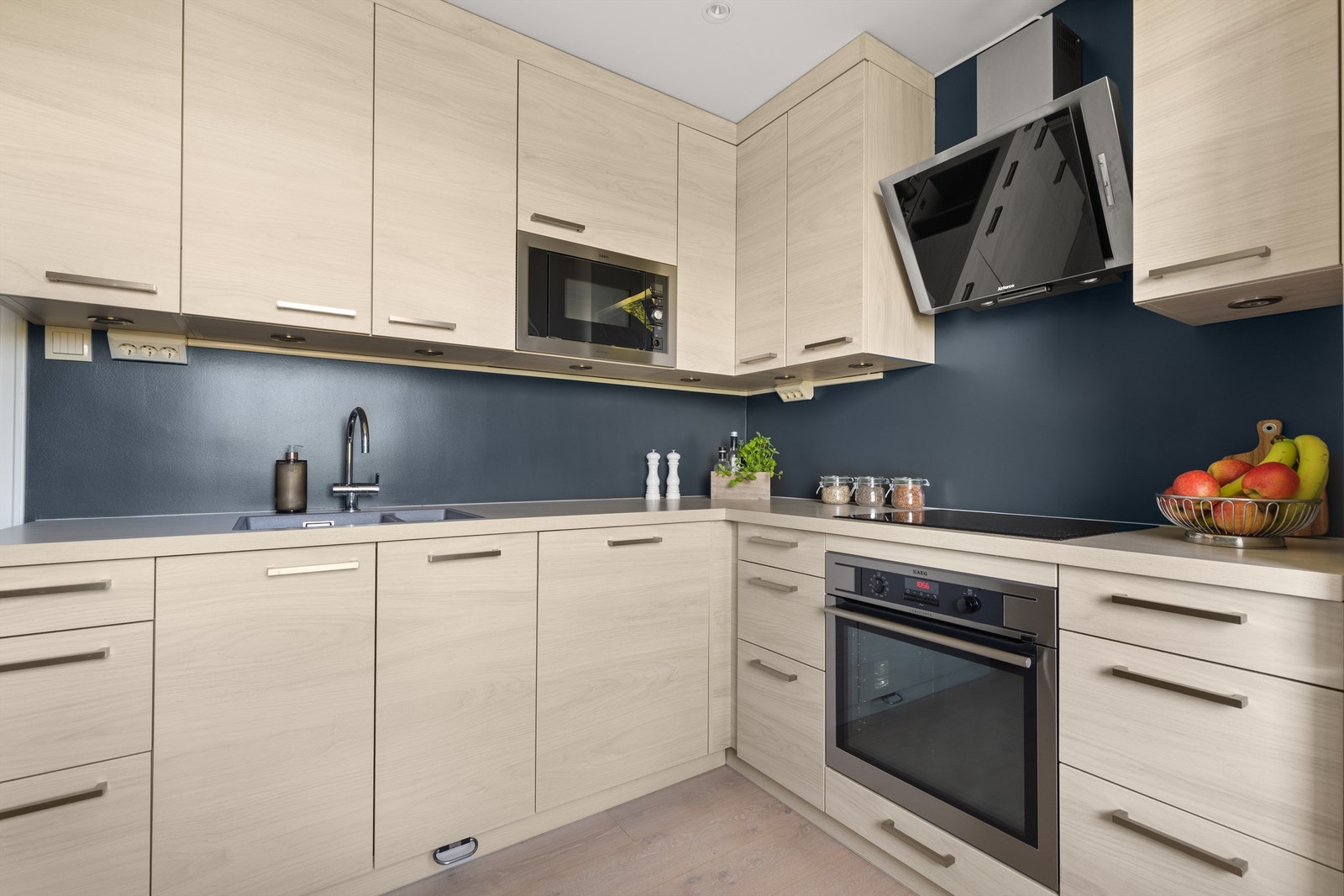 Innredningen består av glatte fronter fra 2016 med benkeplater av laminat og nedsenket oppvaskkum med ett-greps armatur. Galleribilde