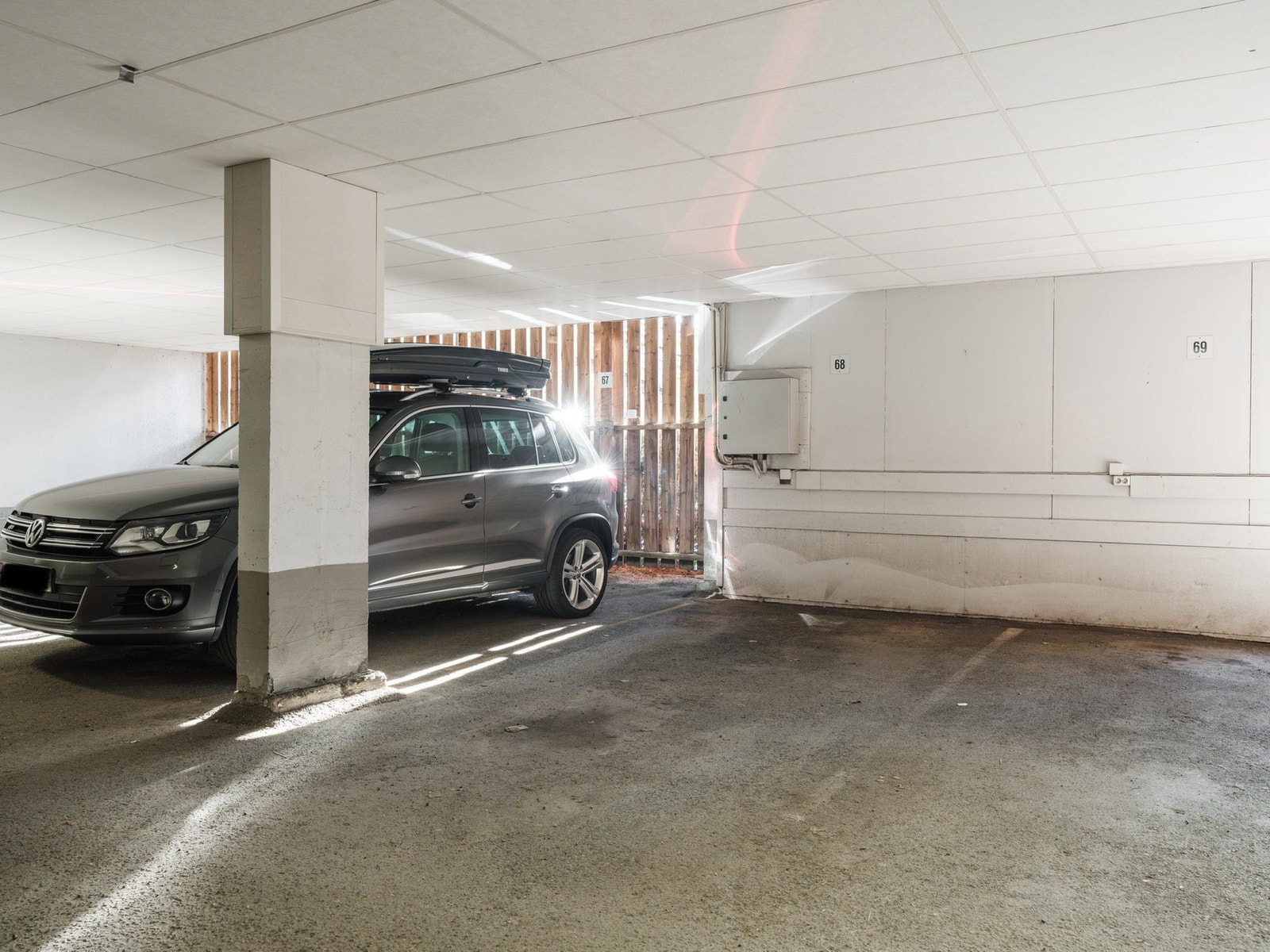 Boligen har en eksklusiv bruksrett til garasjeplass (merket nr. 68). Galleribilde