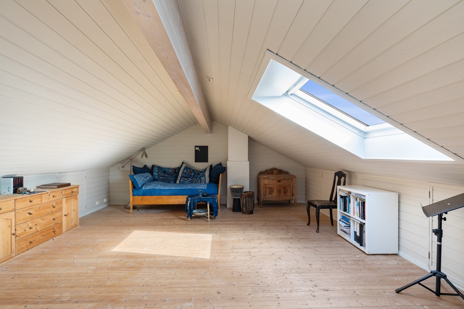 Lys og romslig loftstue (ikke byggemeldt) med fleksible møbleringsmuligheter - her er det god plass til både sofakrok, dobbeltseng og en praktisk kontorløsning. Galleribilde
