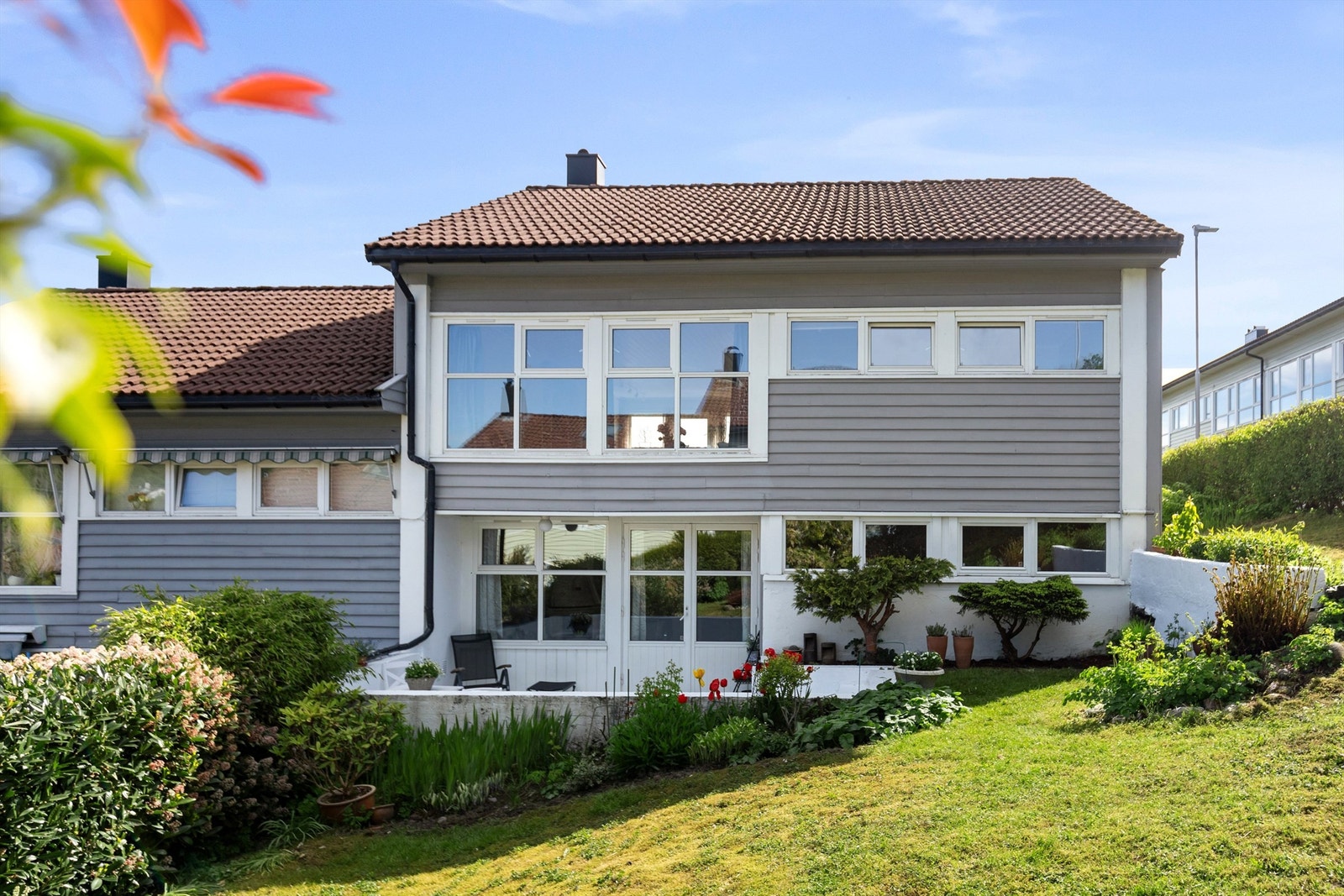 Fin og blomstrende hage rundt boligen med gode solforhold. Galleribilde