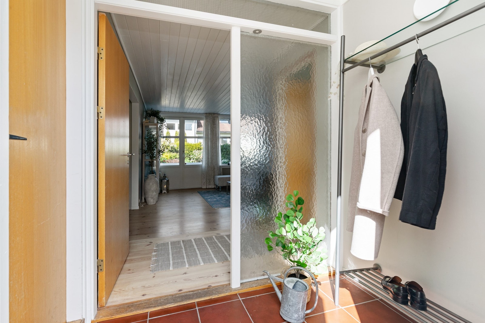 Fra boligens èntre får du vaskerom på vestre side med gode muligheter. Galleribilde