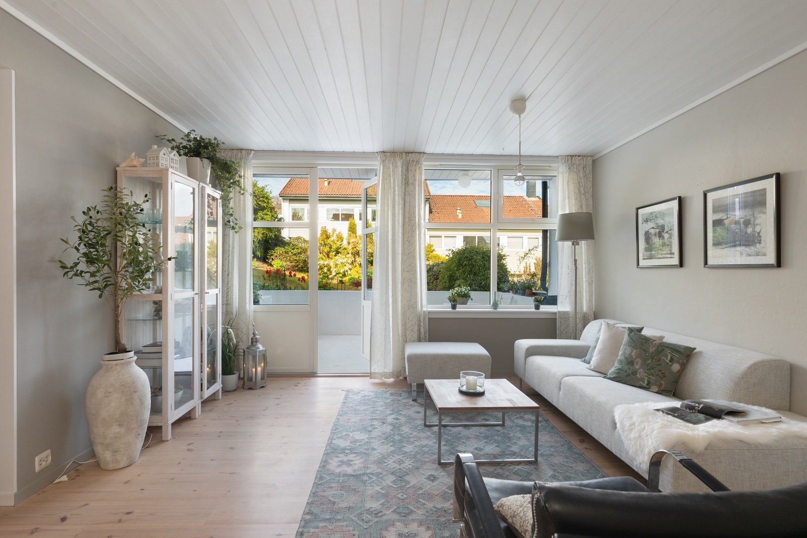 Direkte utgang til solrikt uteområdet. Galleribilde